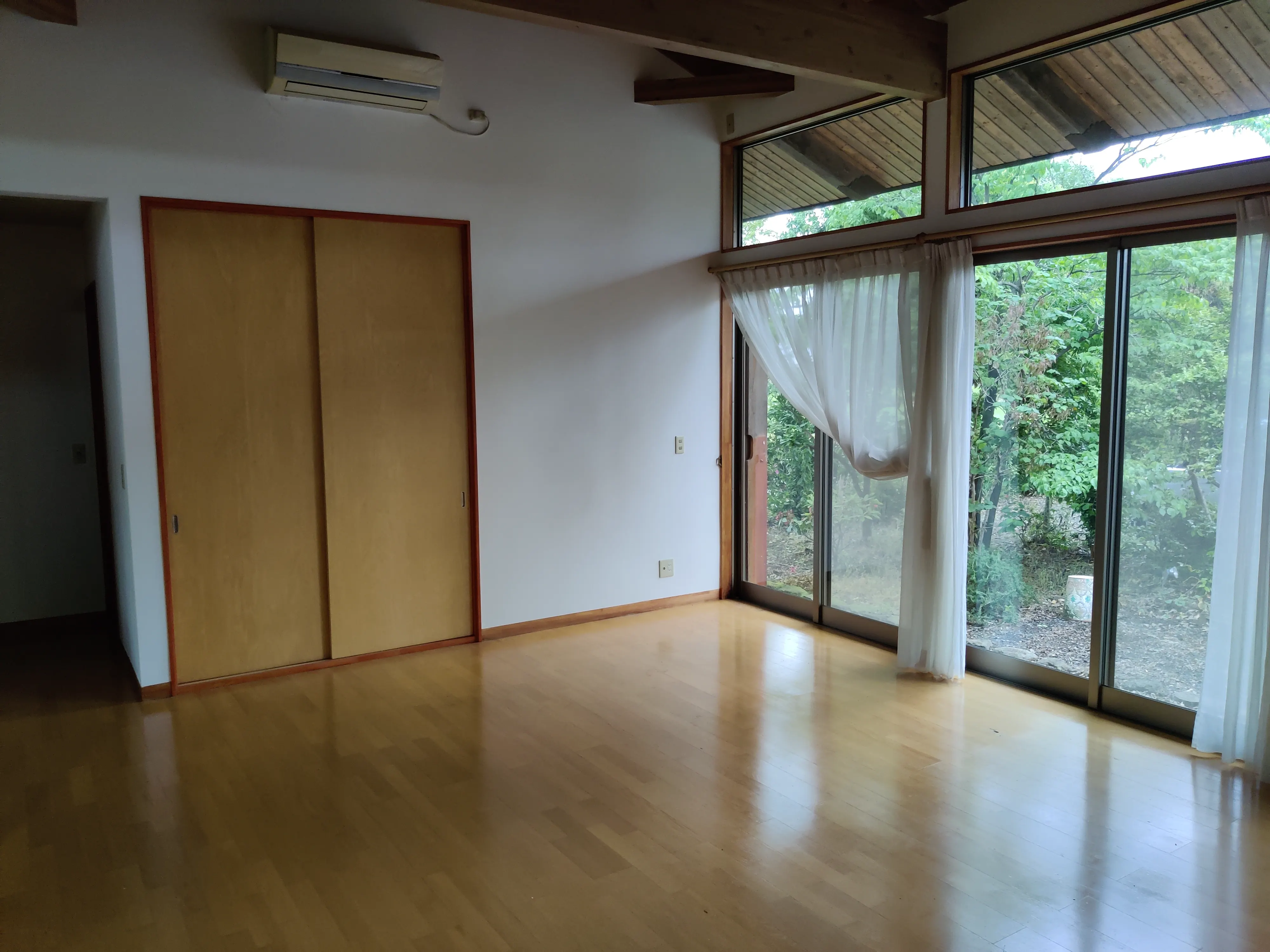 神明内Officeの明るい室内