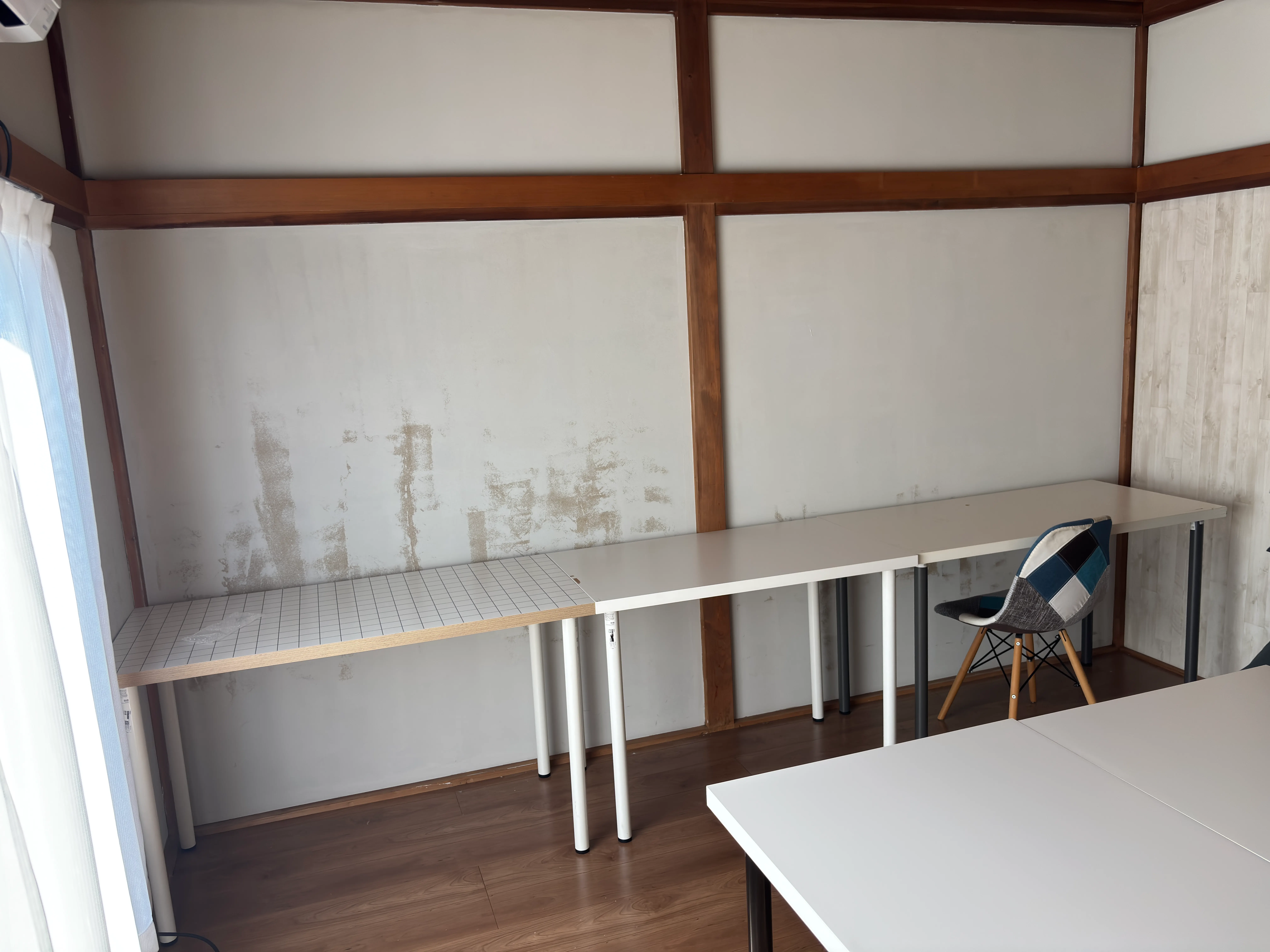 施設のテーブルを整える作業