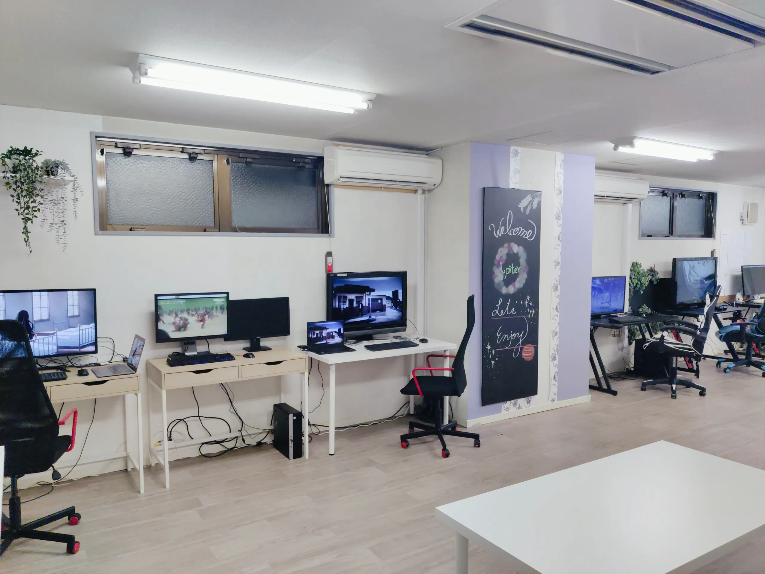 駅前Officeのパソコン作業スペース