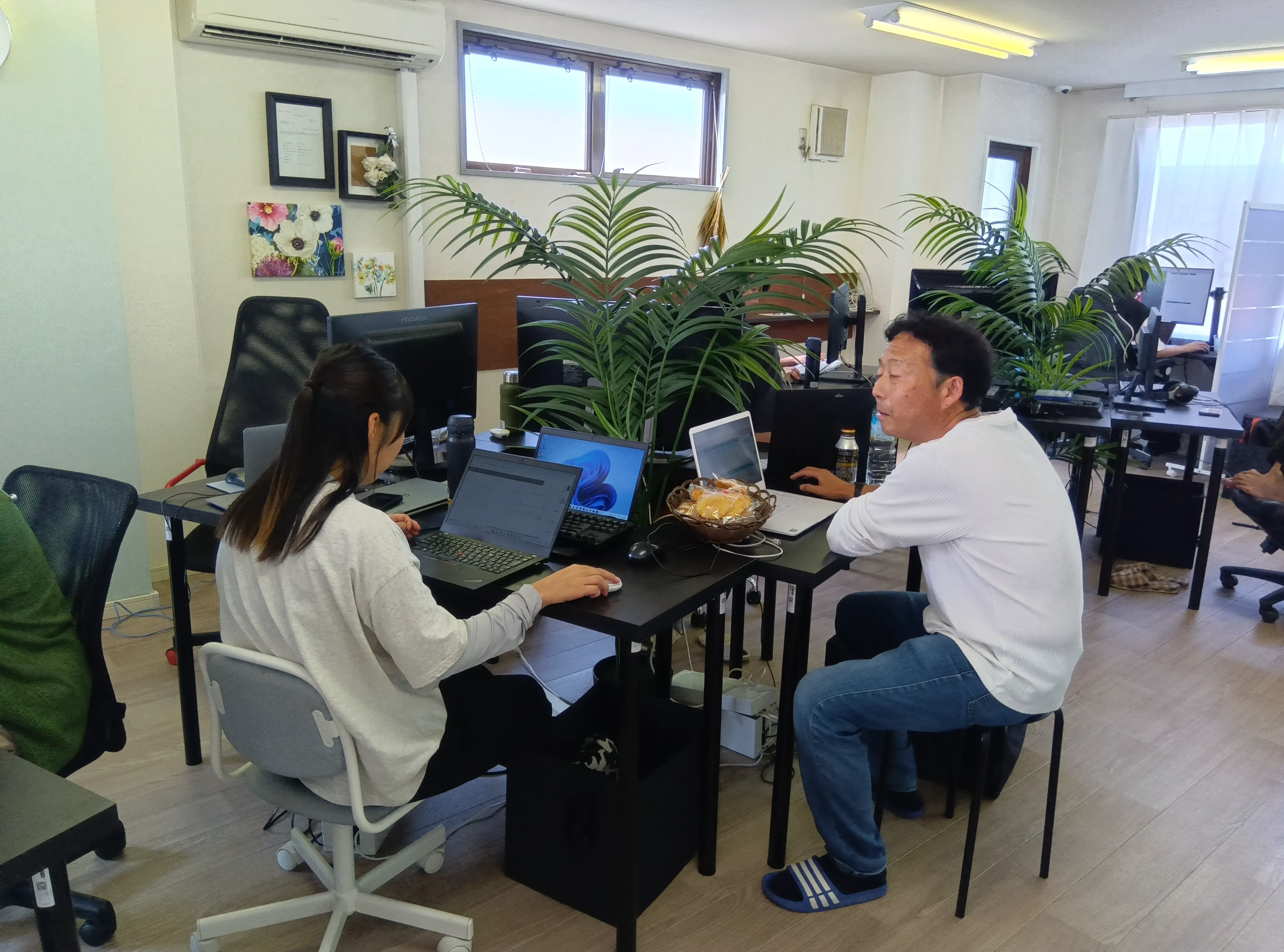 施設内で作業する様子