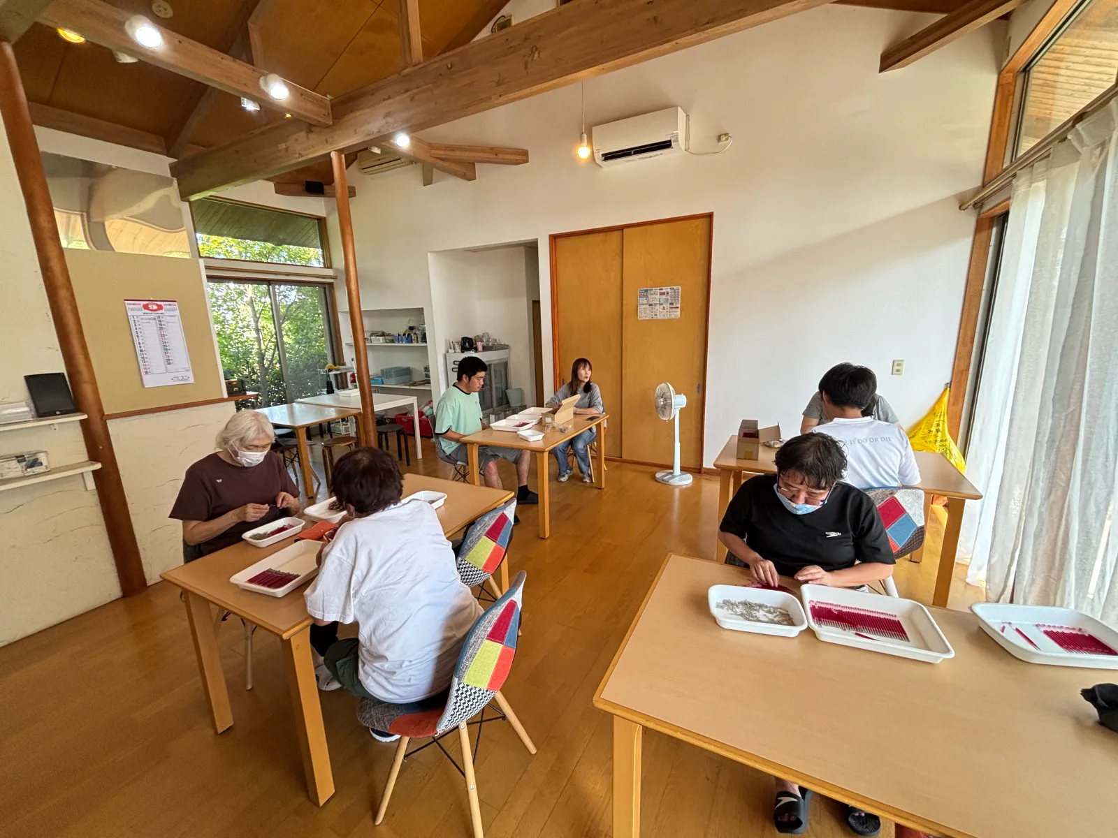 相談しながら過ごす利用者とスタッフ